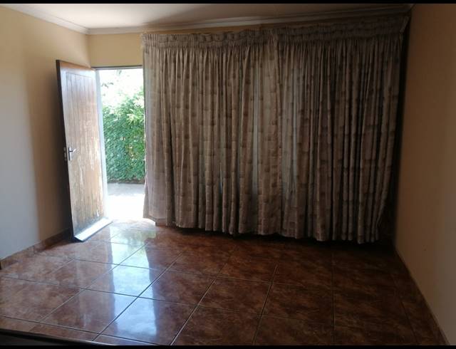 2 BEDROOM HOUSE FOR SALE IN STRETFORD